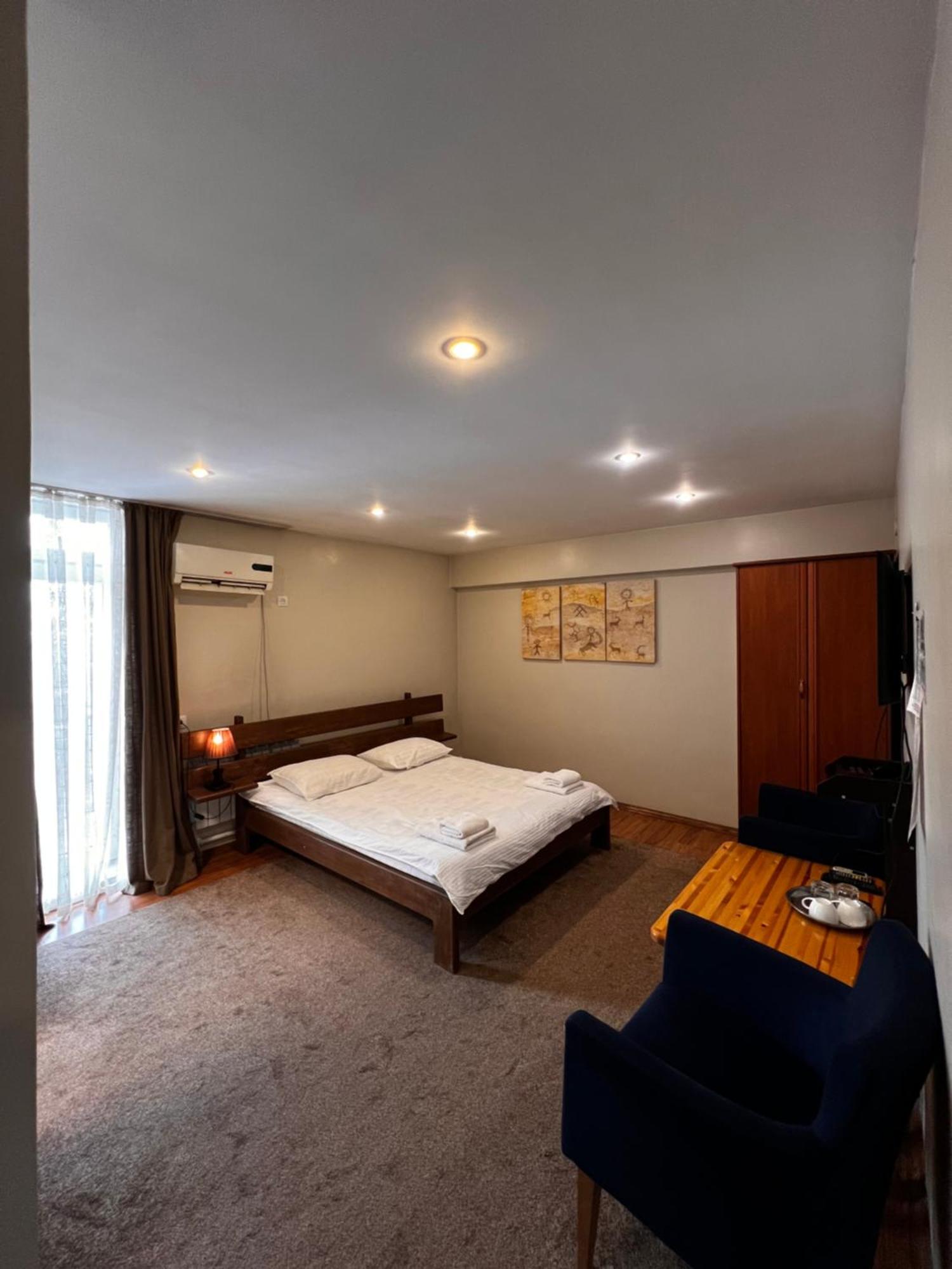 Salam Hotel Ош Екстериор снимка