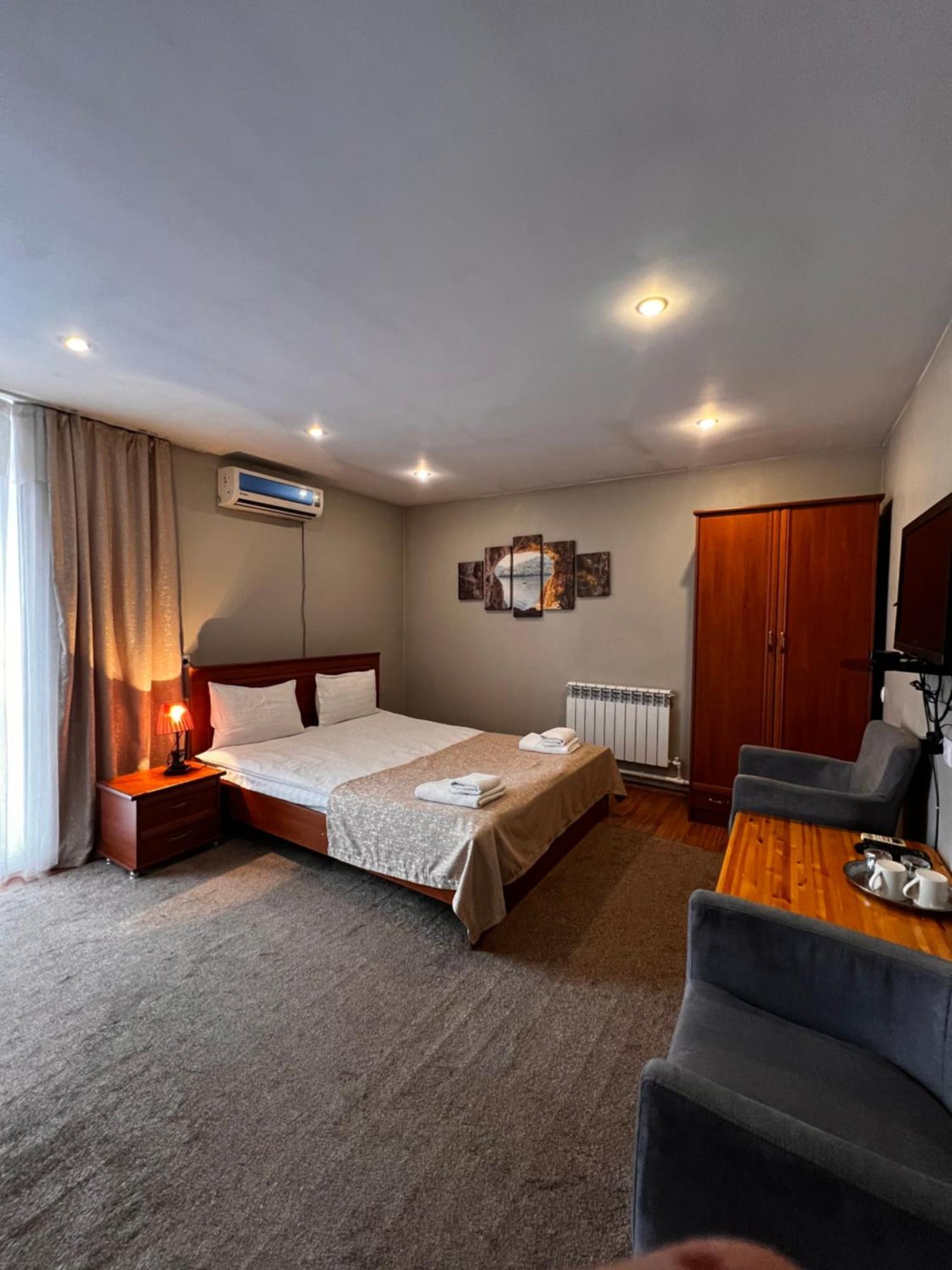 Salam Hotel Ош Екстериор снимка