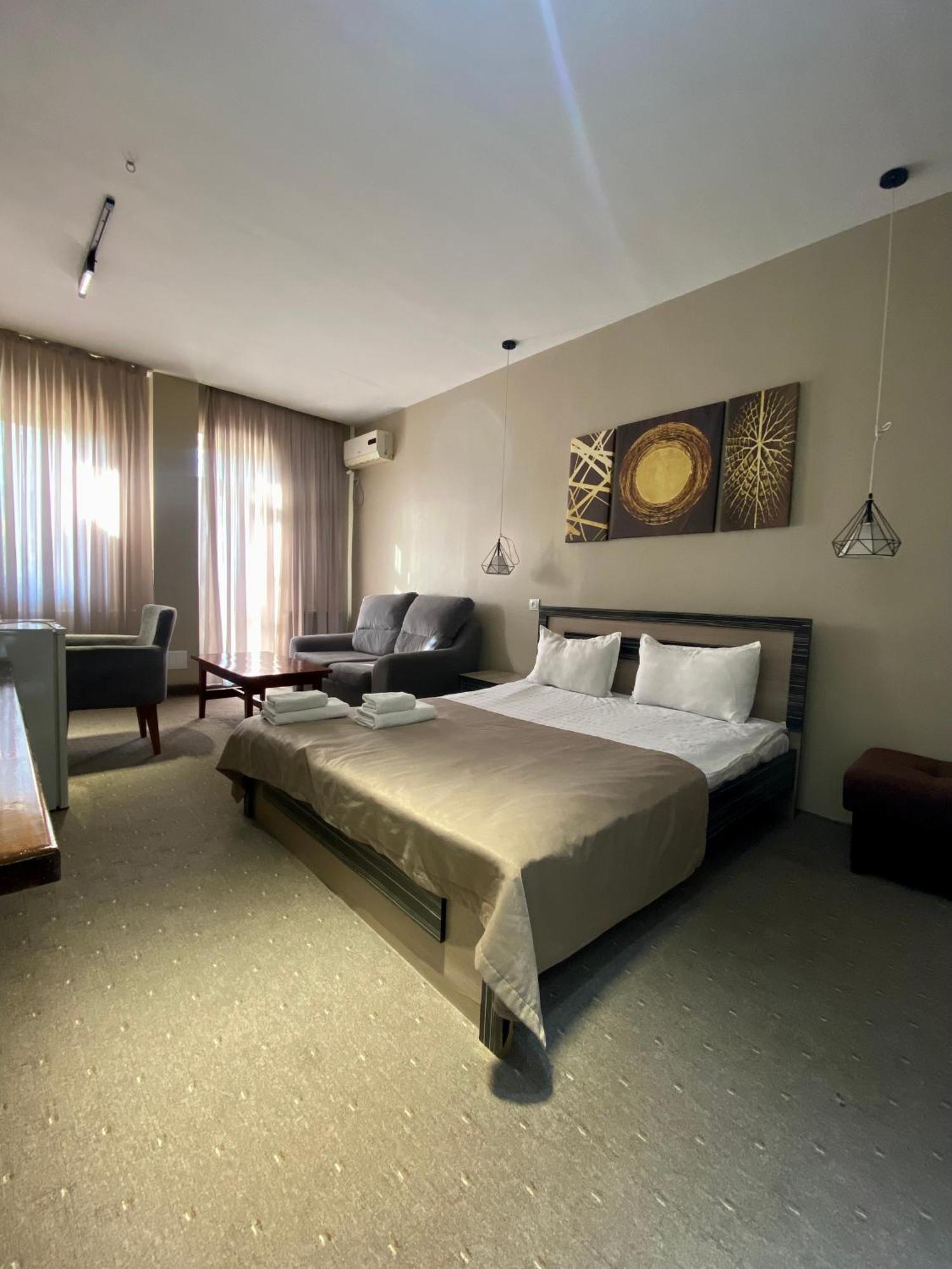 Salam Hotel Ош Екстериор снимка
