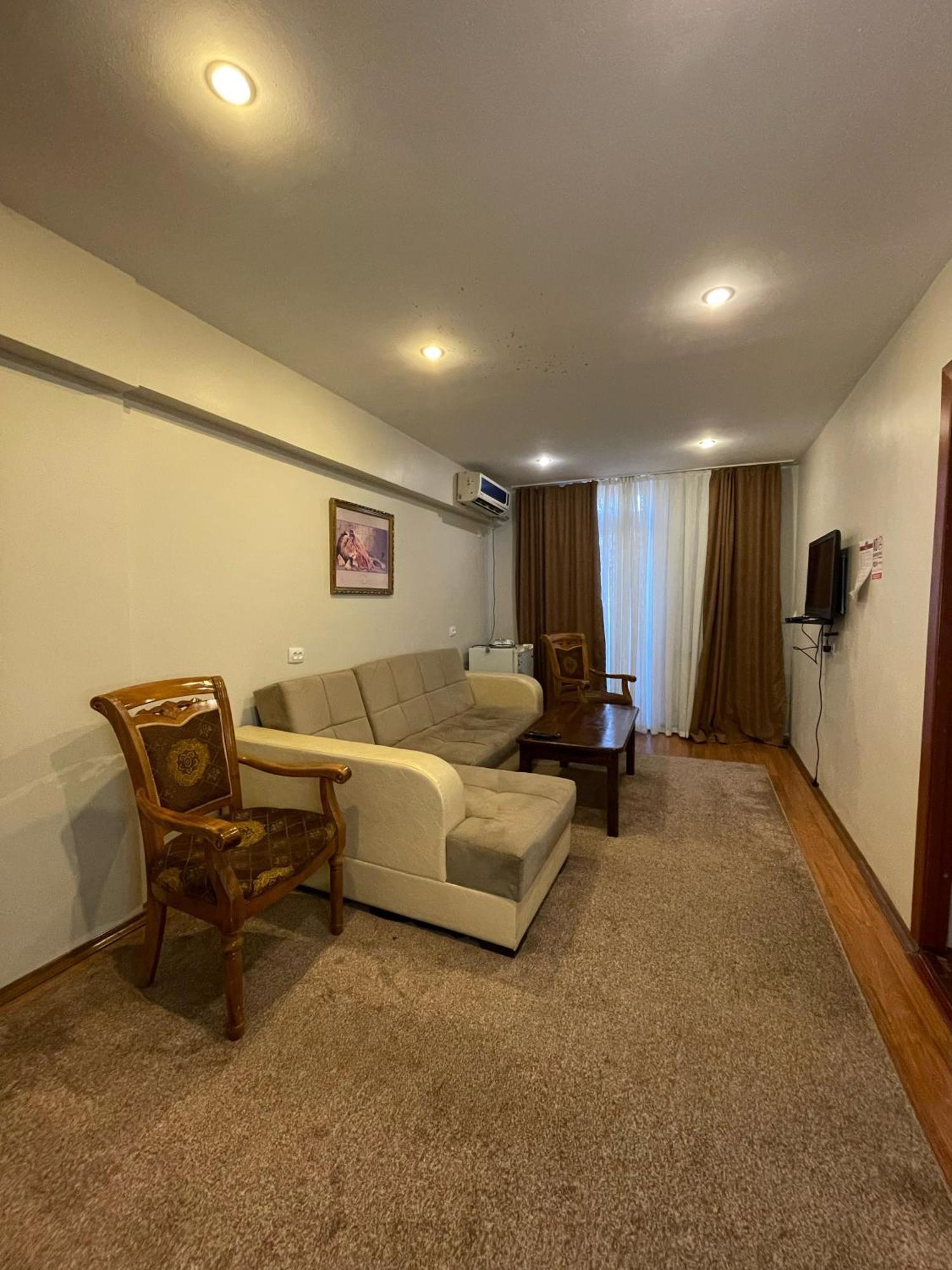 Salam Hotel Ош Екстериор снимка