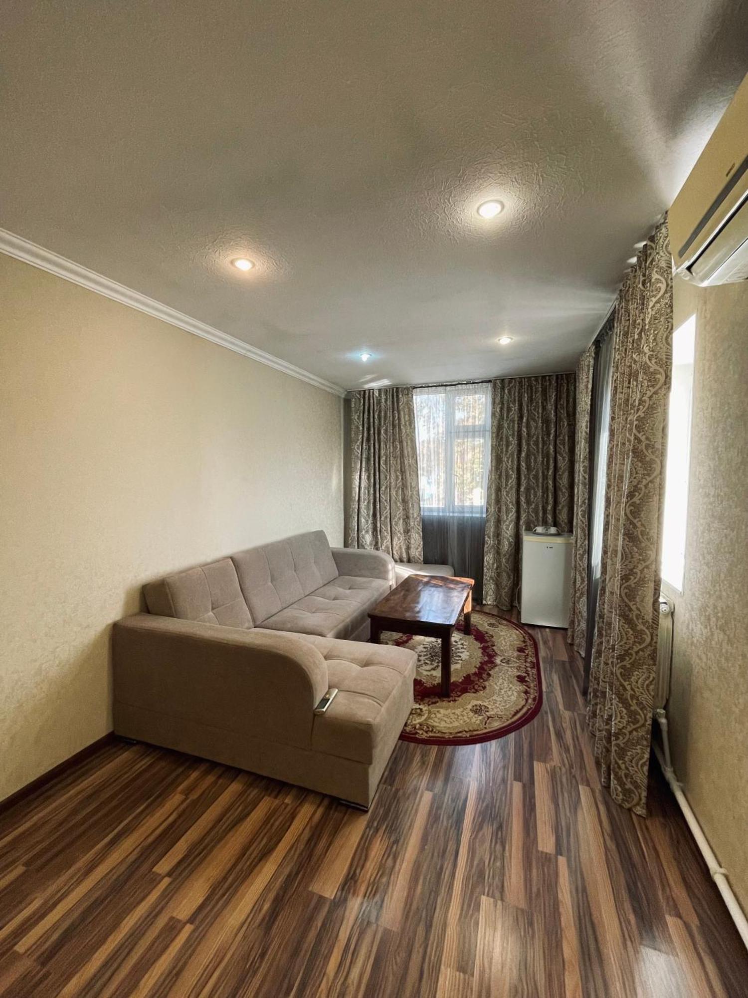 Salam Hotel Ош Екстериор снимка